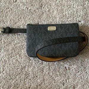 Michael Kors Fannie pack size Small